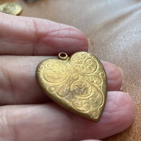 - Vintage 1930s embossed heart pendant. Old patina brass. - Picture 2 of 4